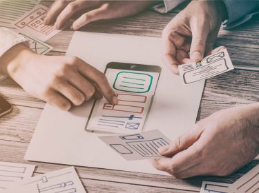 Menschen am Tisch besprechen App-Konzept