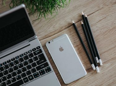 iPhone auf einem Tisch mit Stiften