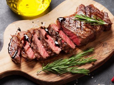 Aufgeschnittenes Filetstück rosa gebraten mit Deko