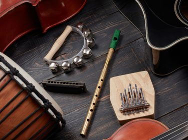 Verschiedene Musikinstrumente auf einem Tisch