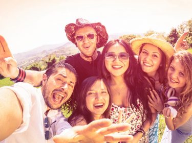 Gruppe junger Menschen mit 360 Grad Kamera Selfie