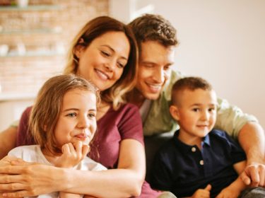 Familie spielt mit Nintendo Switch.