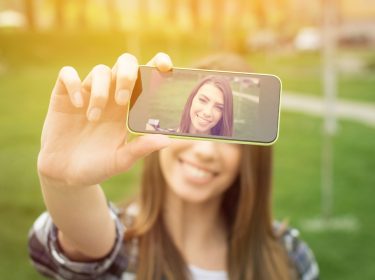 Frau hat die für ein Smartphone beste Kamera.