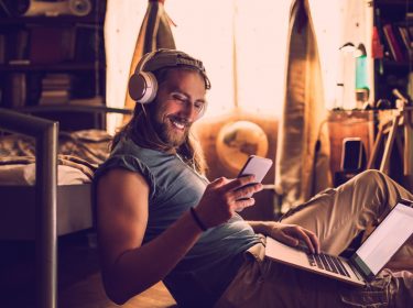 Mann schaut auf sein Smartphone.