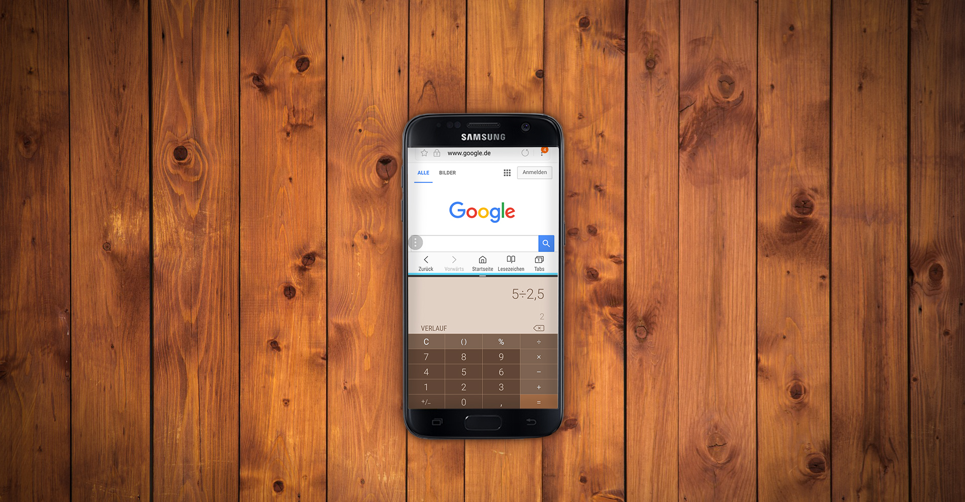 Ein Samsung Galaxy S7 auf Holzhintergrund.