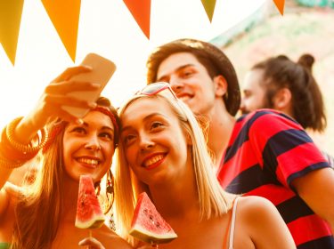 Freunde machen ein Smartphone-Selfie.