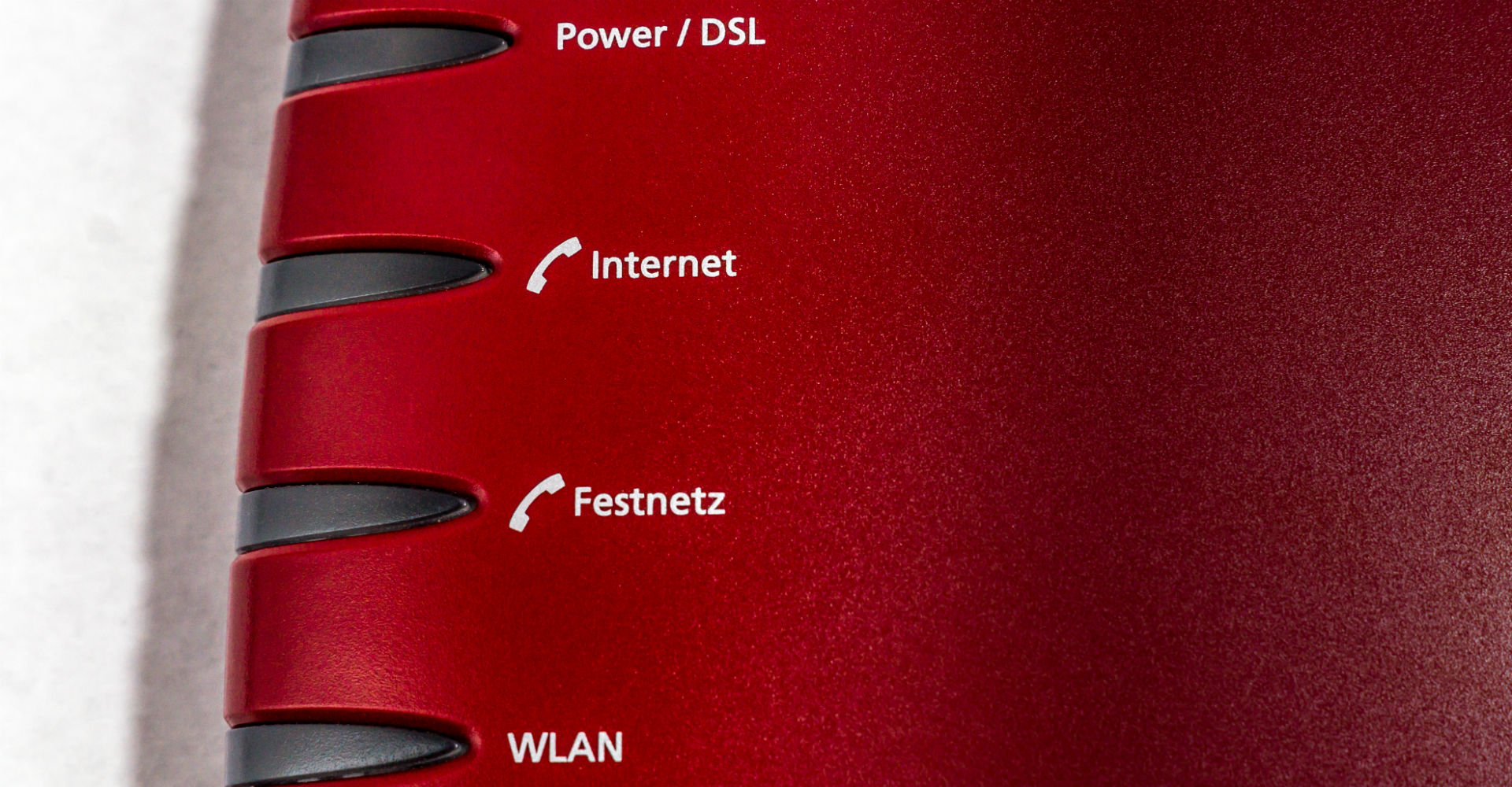 Ein roter DSL-Router für WLAN und Telefonie.