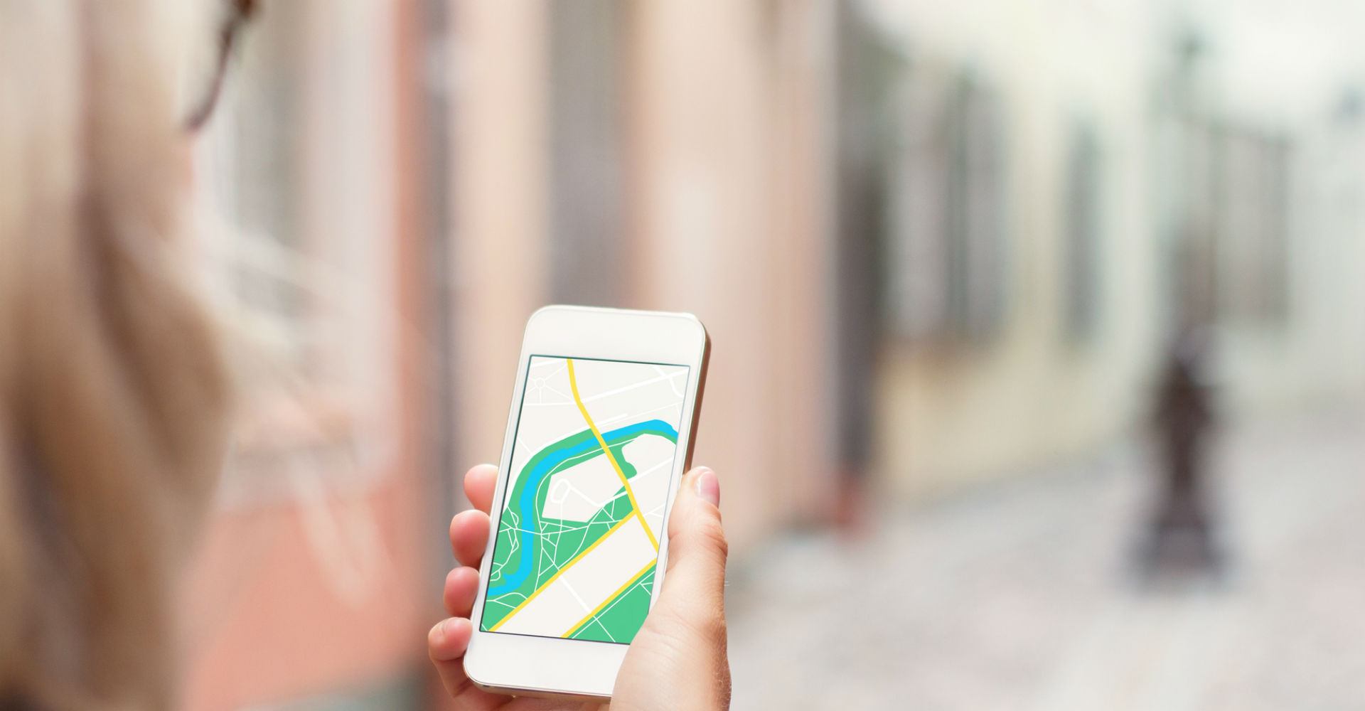 Junge Frau nutzt Apple Maps zur Navigation mit dem iPhone.