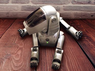 Sony AIBO sitzt auf dem Boden