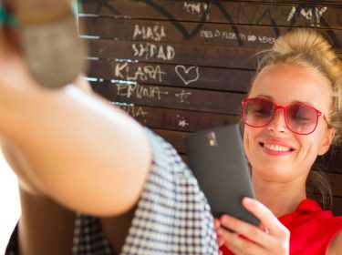 Frau nutzt YouTube am Smartphone