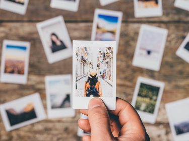 Eine Sammlung an Urlaubsbildern auf einem Tisch