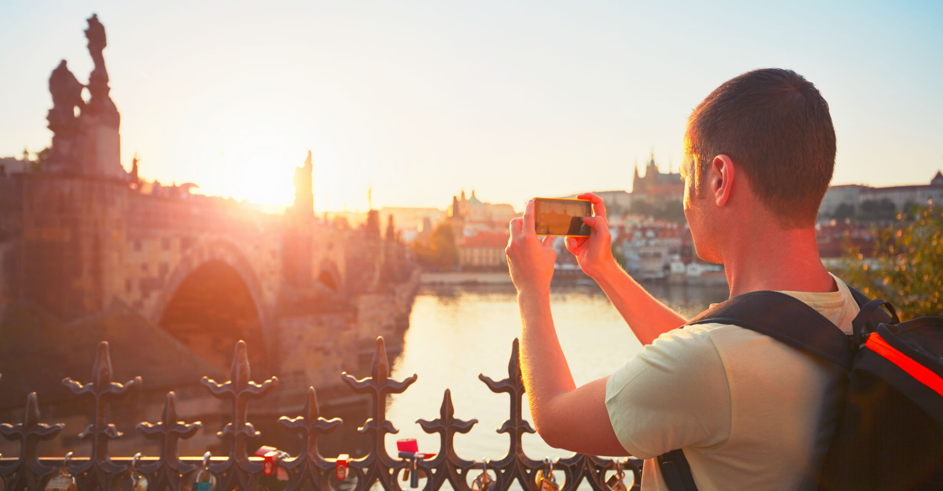 Junger Tourist filmt die Stadt mit dem Smartphone.