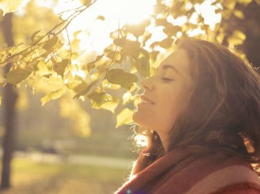 Frau meditiert und entspannt