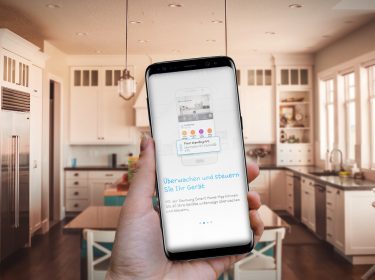Smart Home App und passende Geräte in einer Küche