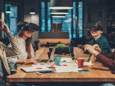 Entwickler mit VR-Brillen am Tisch