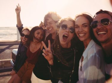 Junge Leute machen ein Selfie am Meer