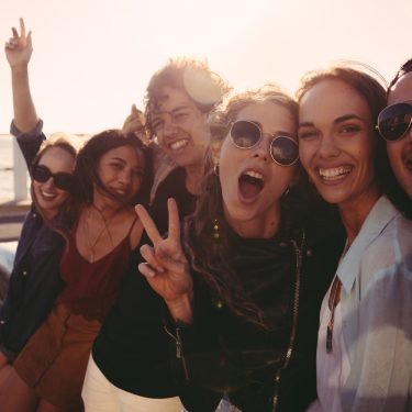 Die beste Selfie-Kamera für Dich ist nicht nur eine Sache der Auflösung Junge Leute machen ein Selfie am Meer