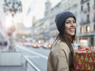 Junge Frau kauft Geschenke ein.