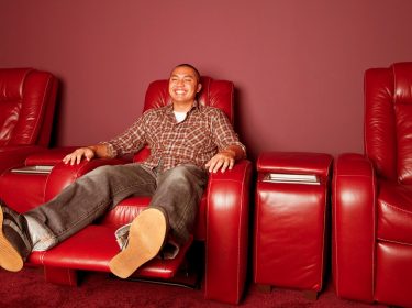 Mann genießt sein Heimkino