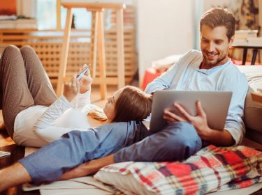 Paar schaut auf Smartphone