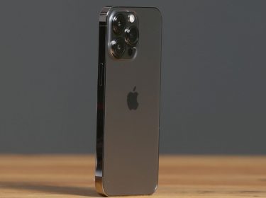 Das iPhone 13 Pro in der Farbe Graphit.