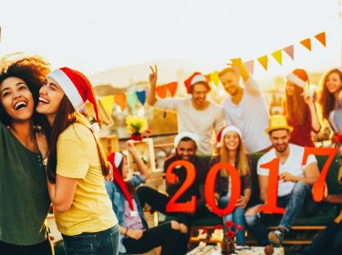 Junge Leute machen ein Selfie für 2017