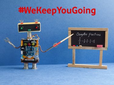 Ein Mini-Roboter zeigt eine Gleichung auf einer tafel mit einem Zeigestock an.