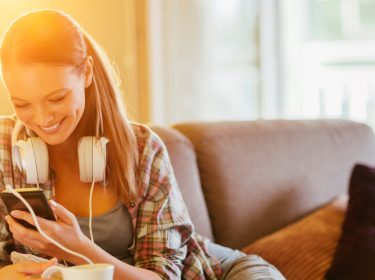 Frau schaut auf ihr Smartphone.