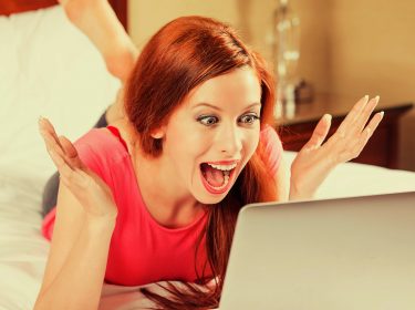 Frau freut sich am Laptop über die fertig installierte EasyBox 804