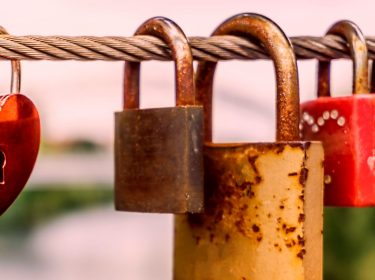 Schlösser an einem Seil symbolisieren Sicherheit