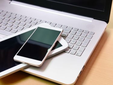 Verschiedene WLAN-fähige Geräte wie Laptop Smartphone und Tablet