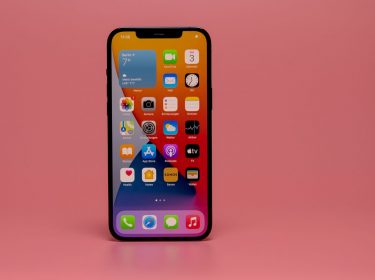 Homescreen des iPhone 12 mit zahlreichen Apps