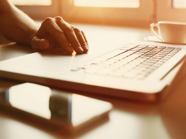 Windows-Laptop und ein iPhone