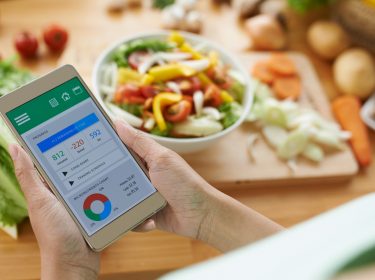 Ernährungs-App auf einem Smartphone und ein Salat