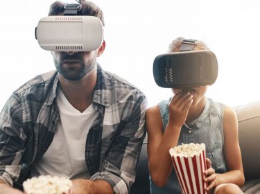 Familie sieht sich einen VR-Film an.