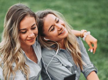 Zwillinge beim gemeinsamen Musik hören