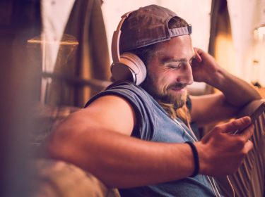 Amazon Alexa mit Kopfhörern