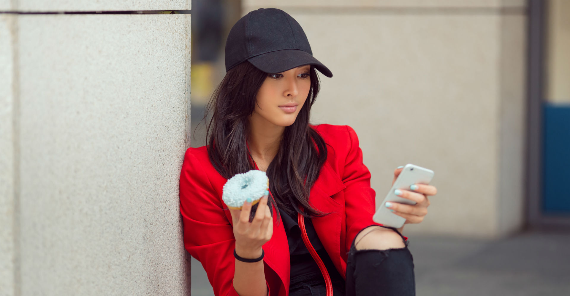 Junge Frau schreibt Nachricht am Smartphone.