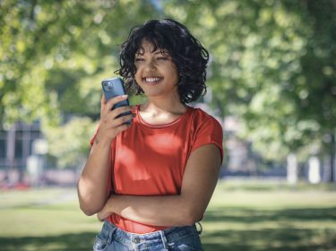 Eine Frau schaut au ihr Smartphone