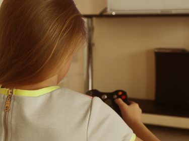 Junges Mädchen spielt mit ihrem Controller Xbox-Games.