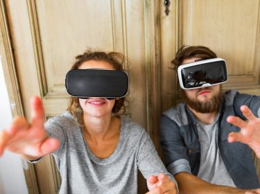 Junges Paar schaut VR-Inhalte anstatt zu Tapezieren