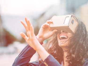 Eine Frau erlebt virtuelle Welten mit einer Cardboard-Brille