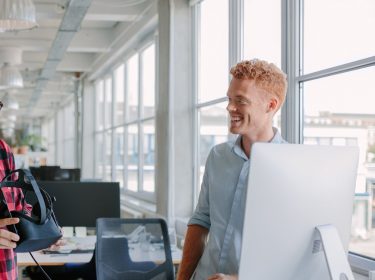 Zwei Männer planen eine virtuelle Raumeinrichtung