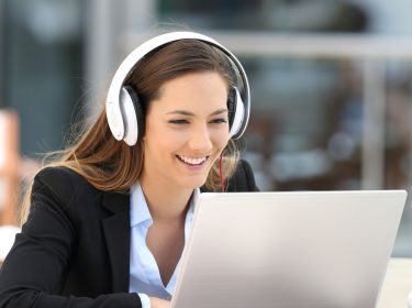 Eine Frau amüsiert sich beim Videochat