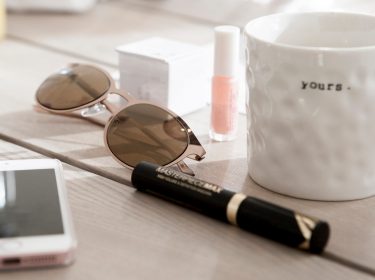 Ein iPhone und eine Kaffeetasse in einer Bürosituation