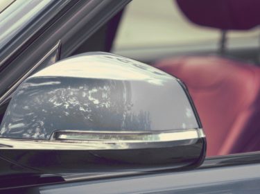 Ein Mann öffnet sein Fahrzeug mit dem Smartphone