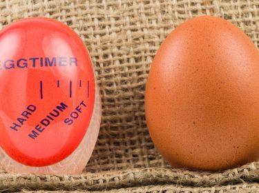 Ein Mitkoch-Timer und ein Ei