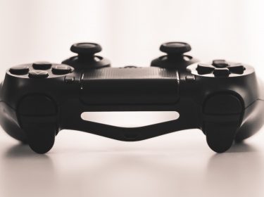 Ein PS4-Controller in Frontansicht