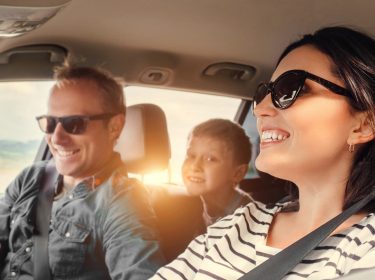 Eine Familie bei der Autofahrt