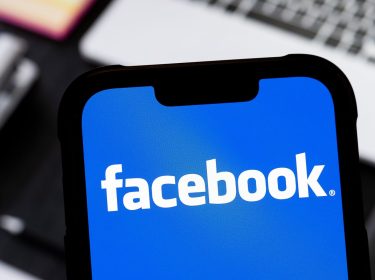 Das Logo von Facebook ist auf einem iPhone zu sehen.